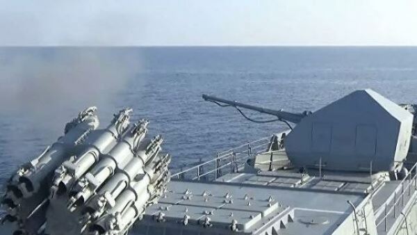 Появились кадры совместных учений ВМФ и ВКС России в Средиземном море