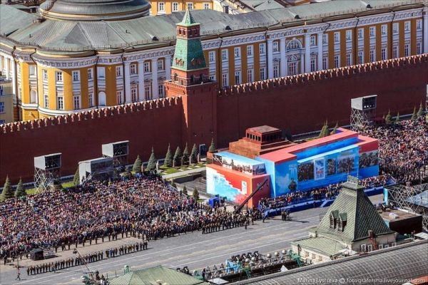 Для участия в параде на Красной площади в Москве планируется привлечь до 20 парадных расчетов от иностранных государств - Минобороны РФ
